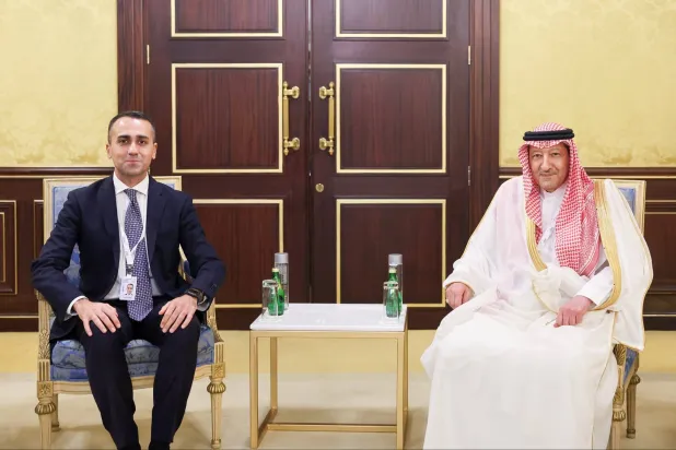 المهندس وليد الخريجي لدى لقائه لويجي دي مايو في المنامة الجمعة (الخارجية السعودية)