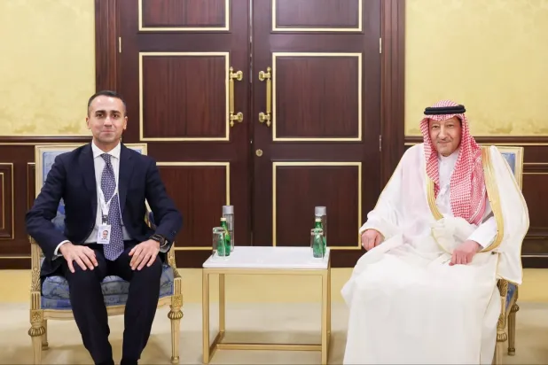 Suudi Arabistan Dışişleri Bakan Yardımcısı Mühendis Velid el-Hureyci, dün Manama’da Luigi Di Maio ile görüşürken. (Suudi Arabistan Dışişleri Bakanlığı)