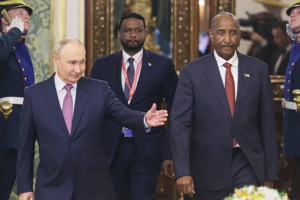 الرئيس الروسي فلاديمير بوتين مرحباً برئيس مجلس السيادة الانتقالي في السودان عبد الفتاح البرهان في موسكو الجمعة (أ.ب)