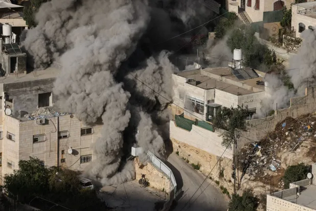 الجيش الإسرائيلي يدمر منزل أسرة في الضفة الغربية أمس بعد أن شارك أحد أفرادها في قتل جنديين إسرائيليين الأسبوع الماضي (أ.ف.ب)