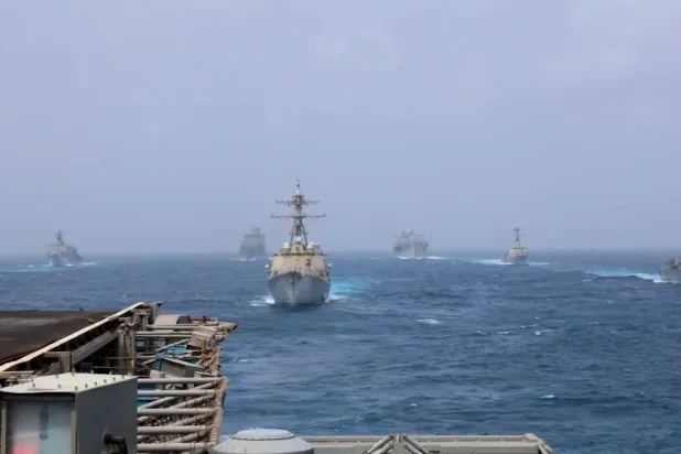 ABD Merkez Kuvvetler Komutanlığı’nın (CENTCOM) dün servis ettiği videodan alınan, bölgedeki savaş gemileri, (CENTCOM)