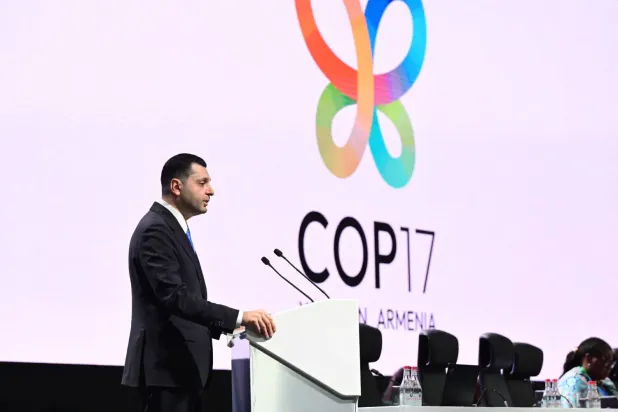 Ermenistan Çevre Bakanı ve Biyolojik Çeşitlilik Sözleşmesi 17. Taraflar Konferansı'nın (COP17) Başkanı Hambardzum Matevosyan Erivan'da düzenlenen konferansta konuşma yaparken. (AFP)