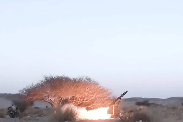 الحوثيون يستهدفون بالصواريخ والقذائف الأحياء السكنية والأعيان المدنية (إ.ب.أ)