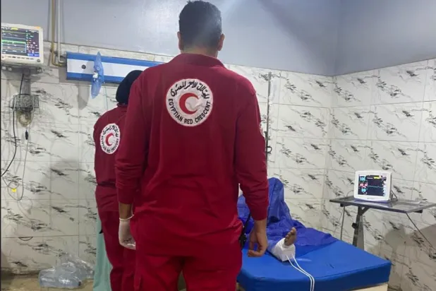 «الهلال الأحمر المصري» يقدم تدخلات إغاثية لمتضرري حادث «الطريق الأوسطي» (صفحة وزارة الصحة على فيسبوك)