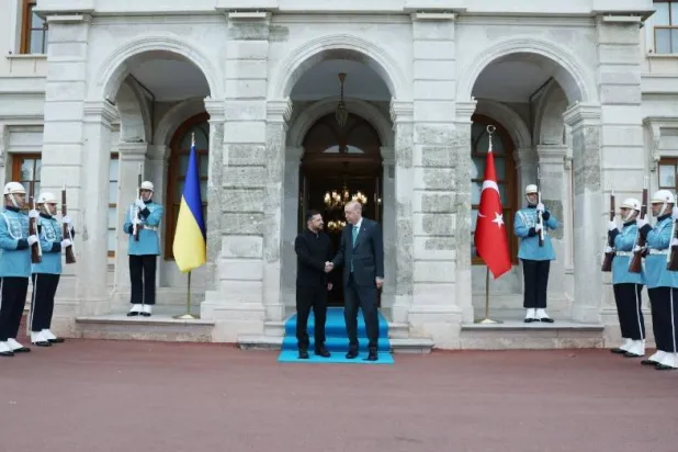 الرئيس التركي رجب طيب إردوغان خلال استقبال الرئيس الأوكراني فولوديمير زيلينسكي في إسطنبول السبت (الرئاسة التركية)