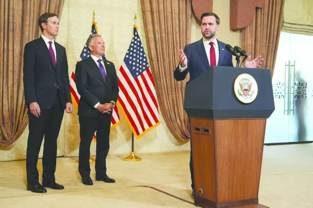 فانس يتحدث خلال مؤتمر صحافي في إسلام آباد عقب اجتماع مع ممثلين عن باكستان وإيران في أبريل ويستمع إليه ويتكوف وكوشنر (أ.ف.ب)