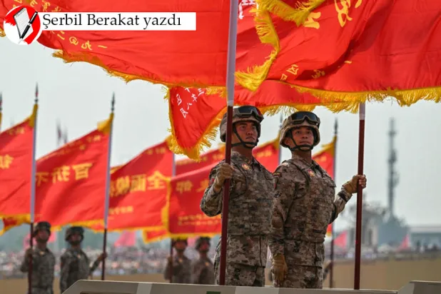 Fotoğraf: Çin askeri personeli, Pekin'deki Tiananmen Meydanı'nda Japonya'ya karşı kazanılan zaferin ve İkinci Dünya Savaşı'nın sona ermesinin 80. yıldönümünü anma amacıyla düzenlenen askeri geçit töreninde bayrak taşıyor (3 Eylül 2025)