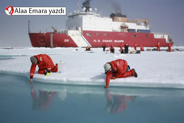 Arktik Okyanusu’ndaki Çukçi Denizi’nde deniz buzullarının erimesiyle oluşan su birikintilerinden su örnekleri toplayan bilim insanları, 10 Temmuz 2011 (Reuters)