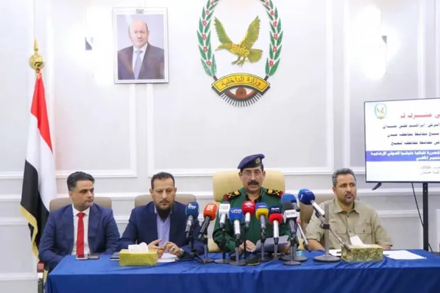 Yemen İçişleri Bakanı ve Aden Valisi basın toplantısı sırasında (Yemen İçişleri Bakanlığı)