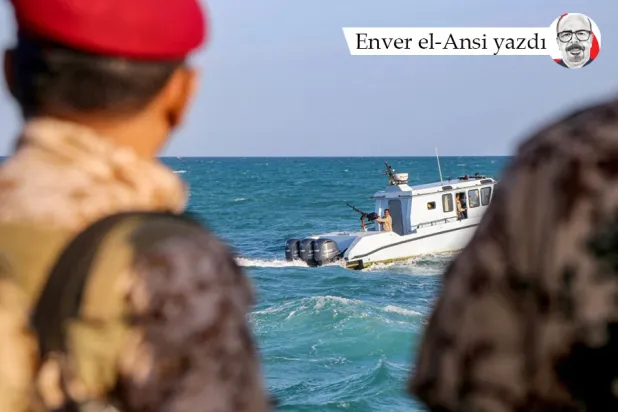 Yemen hükümetine bağlı Sahil Güvenlik birlikleri, stratejik Babul Mendeb Boğazı yakınlarındaki Taiz’in batısında hükümetin kontrolündeki Muha şehrinin açıklarında Kızıldeniz'deki bir devriye botunu izliyor, 12 Aralık 2023 (AFP)