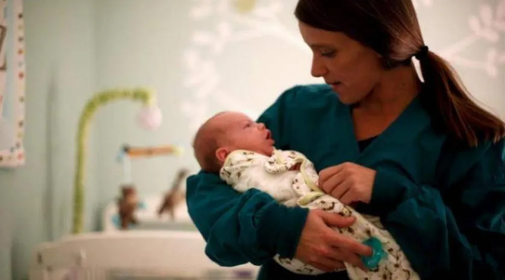 هناك علاقة بين الرضاعة الطبيعية وتحسن الأداء الدراسي للأطفال (رويترز)