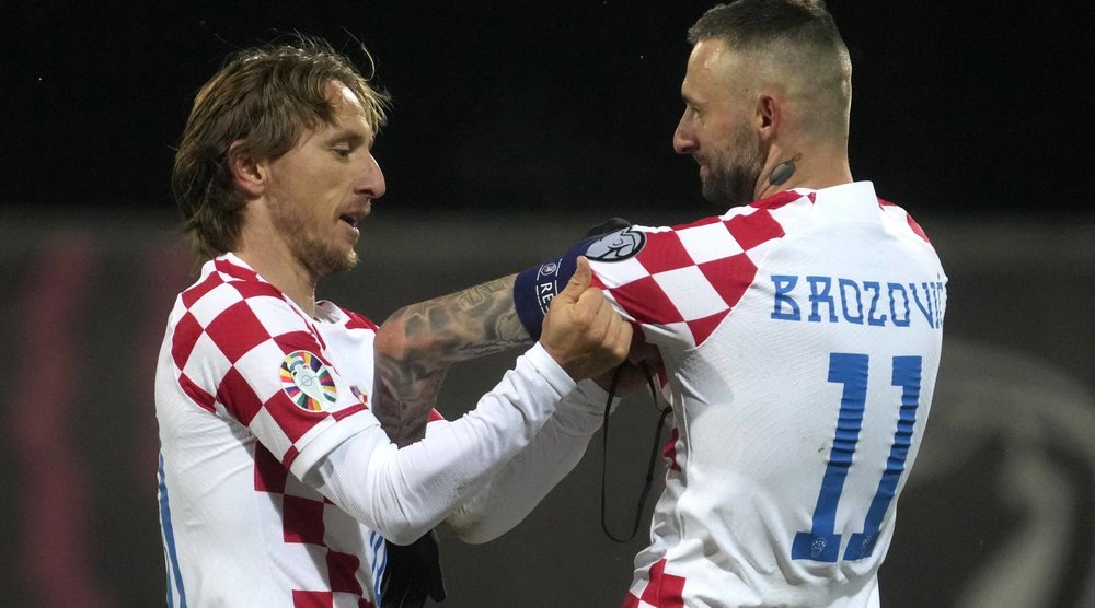 مودريتش يقلد بروزوفيتش شارة القيادة أثناء تبديله (رويترز)