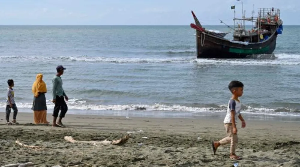 سفينة نقلت لاجئين من الروهينغا إلى أحد الشواطئ الإندونيسية في 8 يناير الجاري (أ.ف.ب)