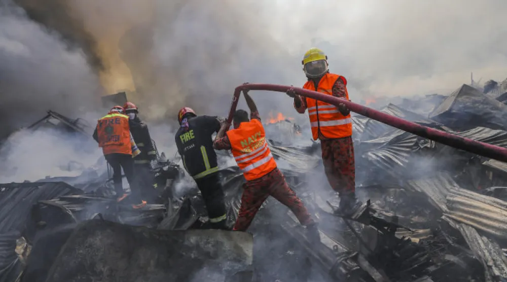 فرق الإطفاء والجيش تكافح حريقاً ضخماً في مجمع للتسوق ببنغلاديش