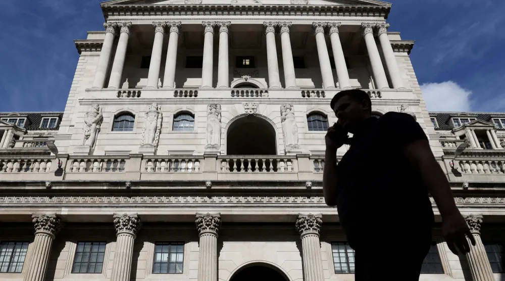 رجل يسير أمام بنك إنجلترا في لندن (رويترز)