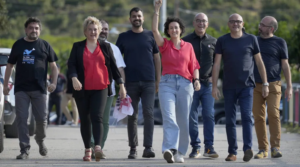 مارتا روفيرا تتوسط عدداً من القادة الانفصاليين الكتالونيين العائدين إلى إسبانيا (إ.ب.أ)