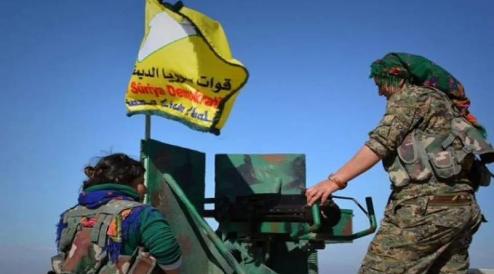 مقاتلتان من «قسد» في دير الزور (إكس)