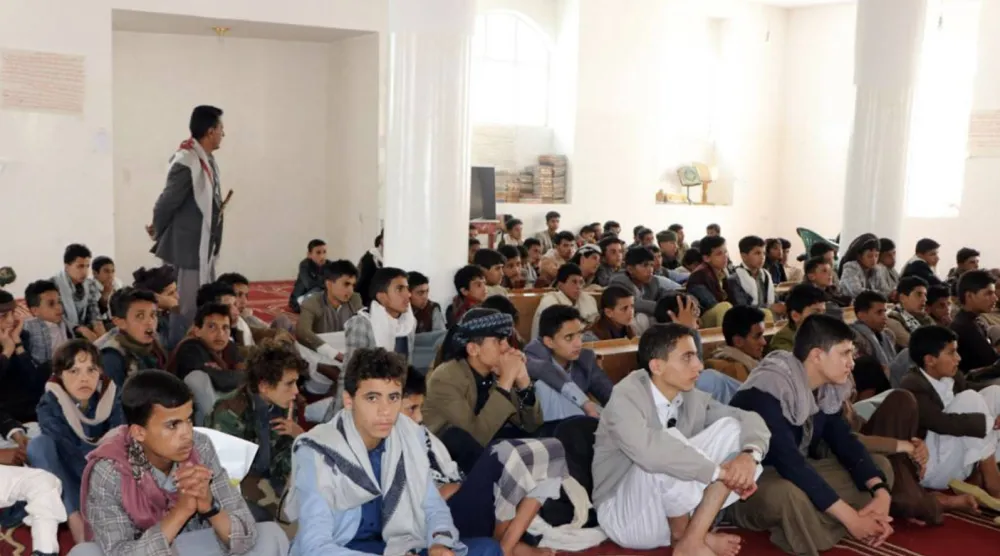 الحوثيون يخضعون أطفالاً في ذمار للتعبئة الفكرية (فيسبوك)