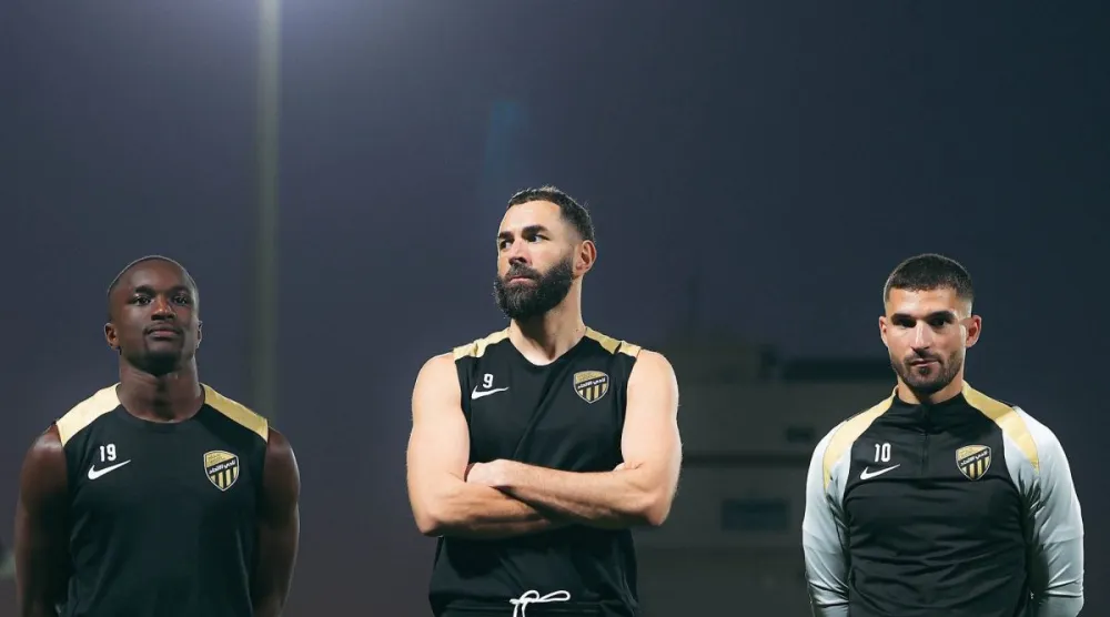عوار وبنزيمة وديابي في لقطة معبرة خلال استعدادات الاتحاد الأخيرة (نادي الاتحاد)
