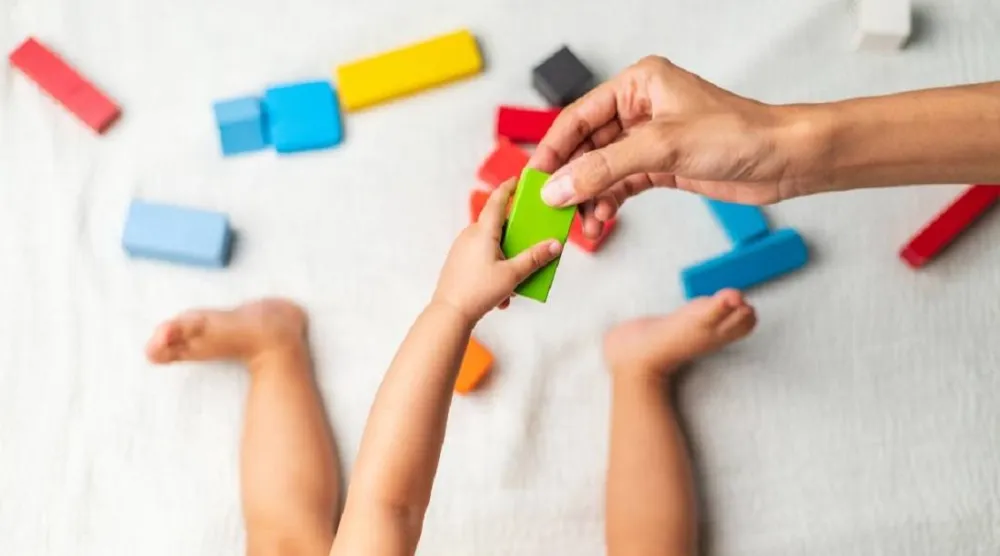 الرضّع قادرون على استنتاج معاني الكلمات من السياق (جامعة نورثويسترن)