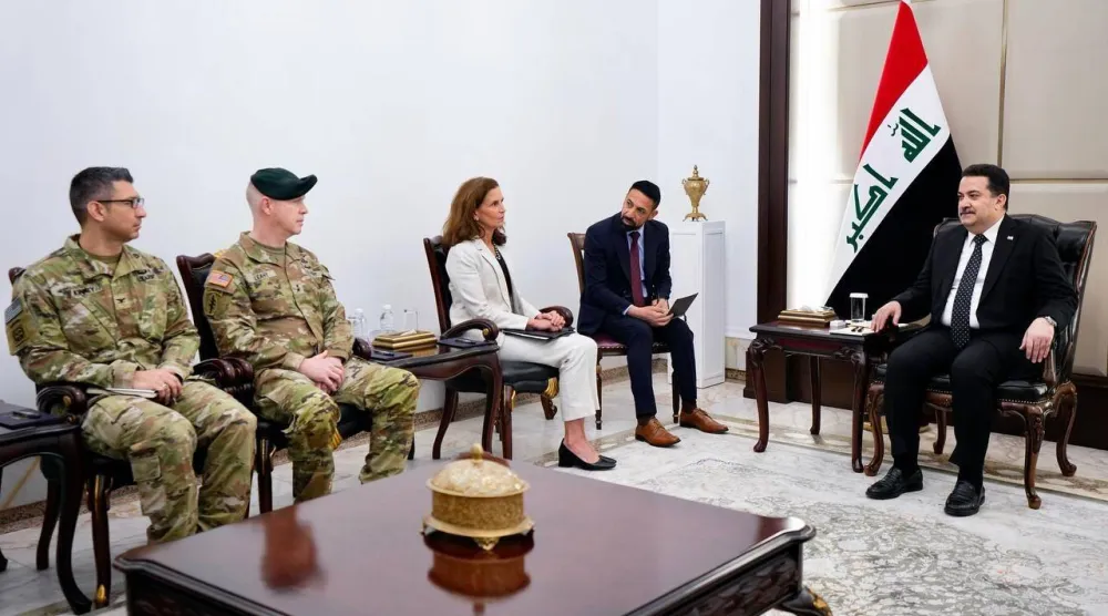 رئيس الحكومة العراقية محمد شياع السوداني مستقبلاً قائد «التحالف الدولي» الجنرال كيفن ليهي (إعلام حكومي)