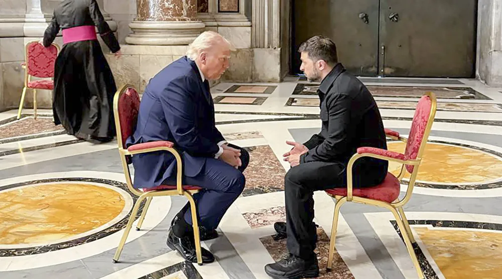 الرئيس الأوكراني فولوديمير زيلينسكي (يمين) يلتقي بالرئيس الأميركي دونالد ترمب (يسار) في كاتدرائية القديس بطرس (إ.ب.أ)