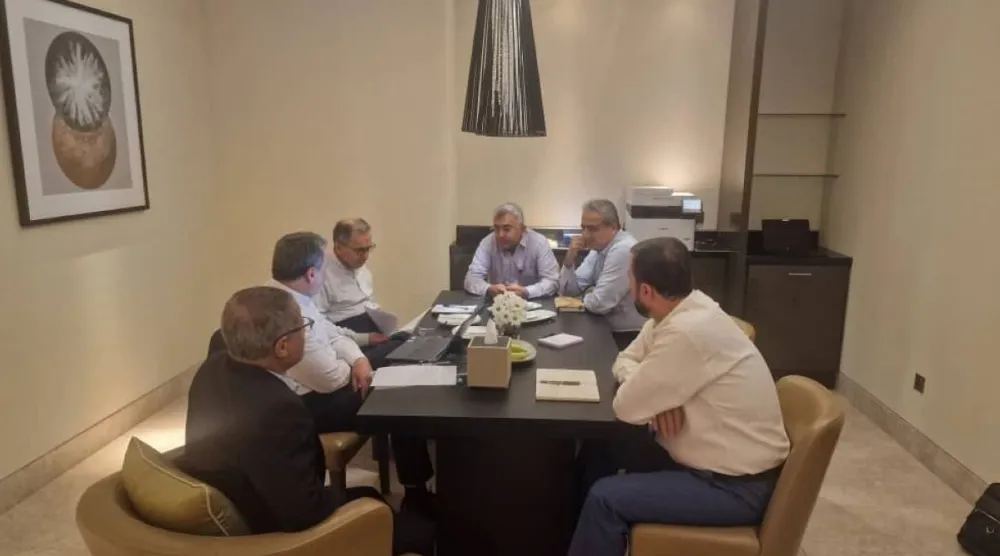 الفريق المفاوض الإيراني برئاسة عراقجي يعقد اجتماعاً ليلة أمس في مقر السفارة الإيرانية بمسقط (الخارجية الإيرانية)