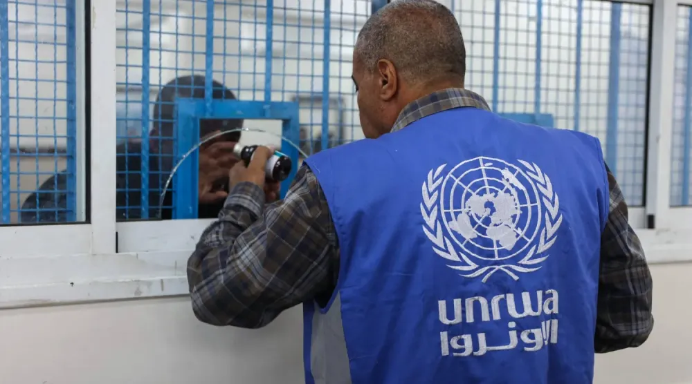 Gazze şehrinin batısındaki eş-Şati Mülteci Kampı’nda UNRWA tarafından işletilen bir klinikteki çalışan ilaç dağıtıyor. (AFP)