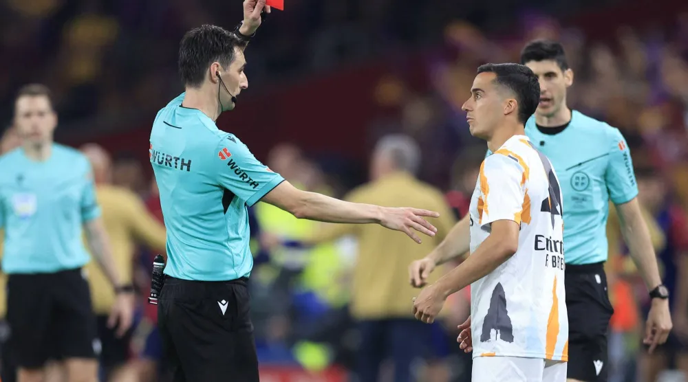 حكم مواجهة ريال مدريد وبرشلونة لحظة إظهار الكارت الأحمر لأنتونيو روديغر (رويترز)