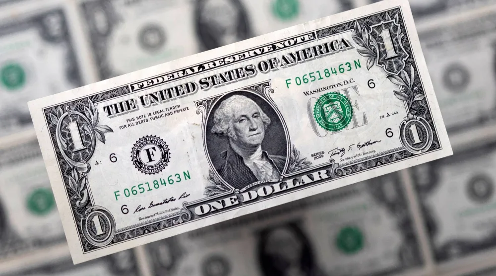 أوراق نقدية من الدولار الأميركي (رويترز)