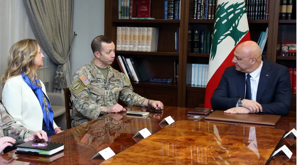الرئيس اللبناني جوزيف عون مجتمعاً مع الجنرال الأميركي جاسبر جيفرز والجنرال مايكل جيه ليني والسفيرة الأميركية في بيروت ليزا جونسون (رئاسة الجمهورية)