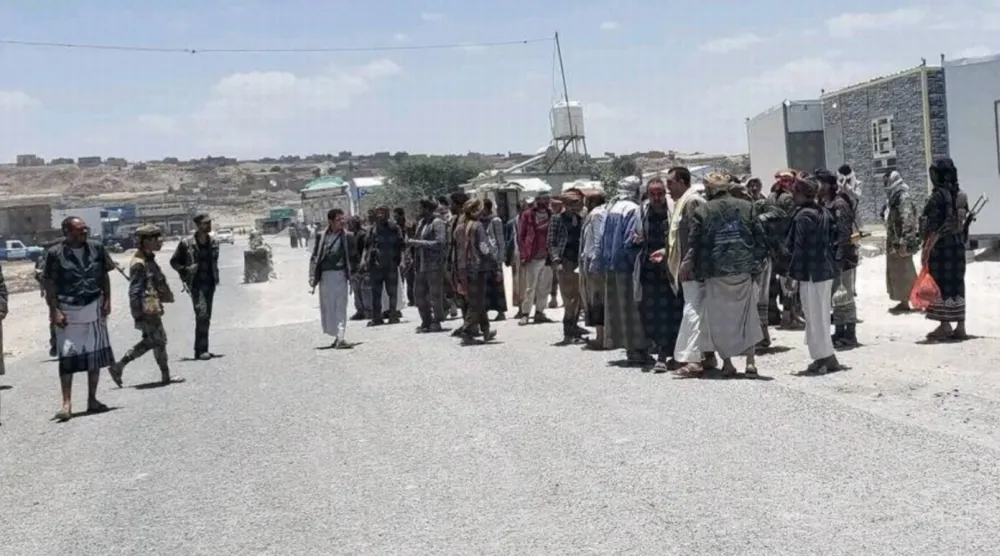 وقفة احتجاجية لسائقي شاحنات نقل الرمل المخصص للبناء في مدينة ذمار لرفض الجبايات الحوثية (إكس)