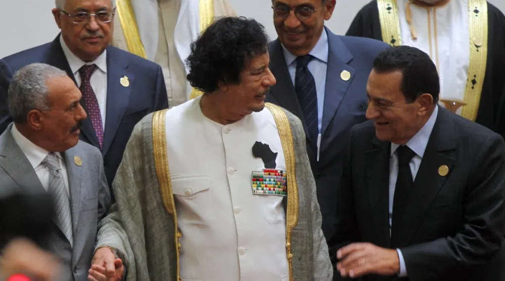 جانب من الصورة التذكارية لآخر قمة جمعت عمرو موسى بمعمر القذافي في سرت الليبية عام 2010 (أ.ف.ب)