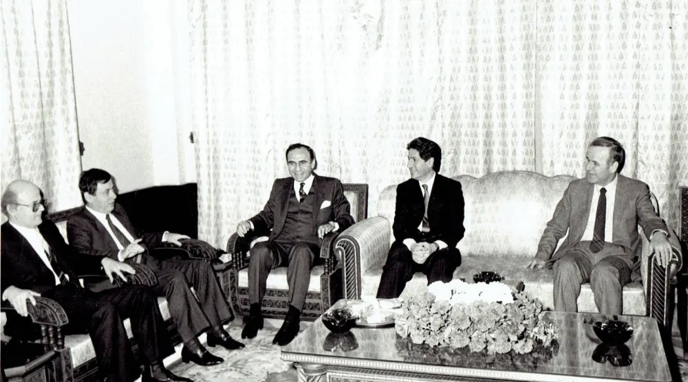 جان عبيد (يسار الصورة) خلال لقاء جمع (من اليمين) حافظ الأسد وأمين الجميل وإيلي سالم وعبد الحليم خدام (أرشيف جان عبيد)