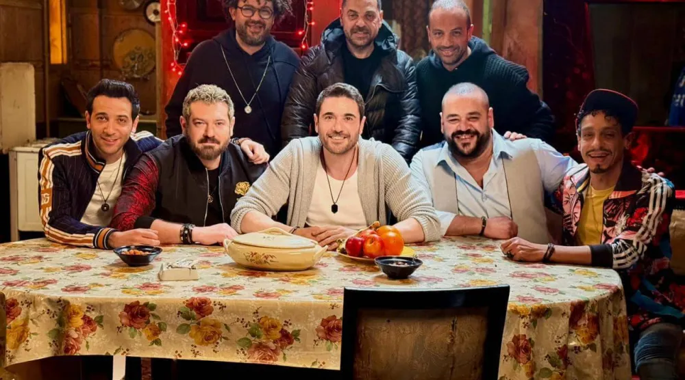 أبطال فيلم «ولاد رزق 3» مع المخرج طارق العريان (حساب كريم قاسم على فيسبوك)
