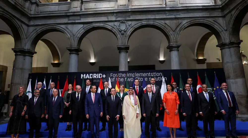 صورة للمشاركين في اجتماع وزراء خارجية «مجموعة مدريد» في مدريد يوم الأحد (رويترز)
