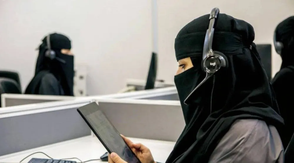 موظفات سعوديات خلال أدائهن مهامهن اليومية داخل أحد مقار العمل بالمملكة (الشرق الأوسط)