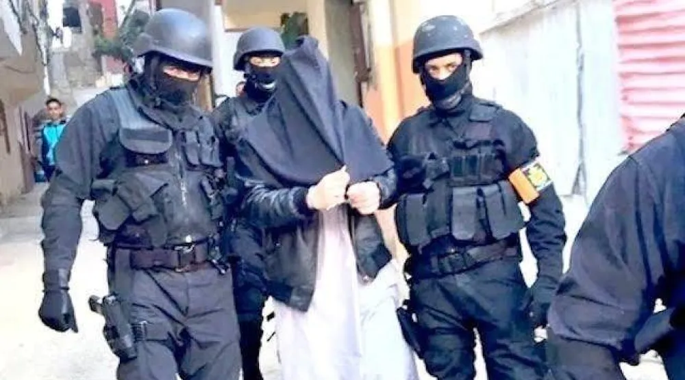 عناصر من مكتب التحقيقات القضائية المغربي لدى توقيفهم متطرفاً في عملية سابقة (الشرق الأوسط)