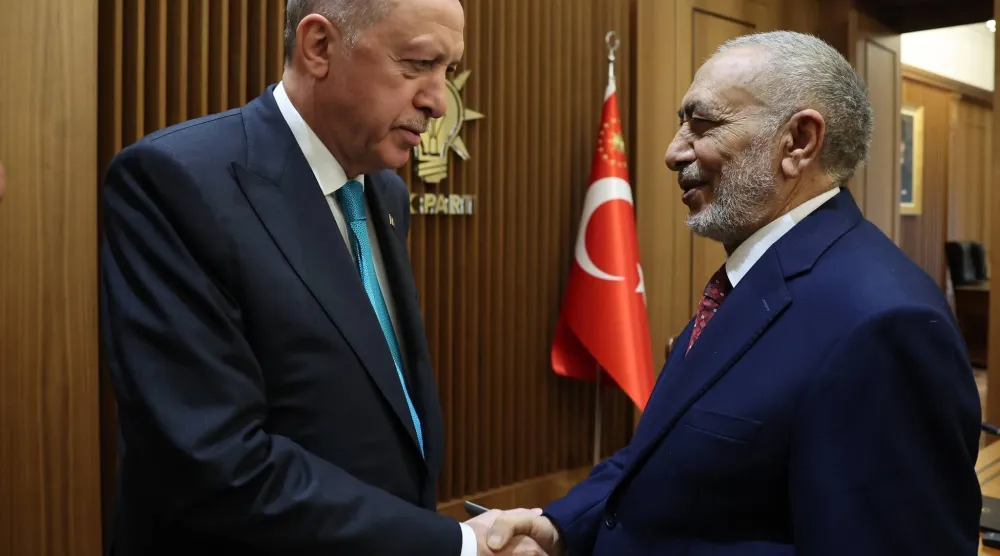 الرئيس التركي رجب طيب إردوغان مصافحاً رئيس البرلمان العراقي محمود المشهداني في أنقرة (إعلام البرلمان)