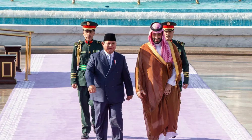 ولي العهد السعودي الأمير محمد بن سلمان مستقبلاً الرئيس الإندونيسي برابوو سوبيانتو بقصر السلام في جدة الأربعاء (واس) 
