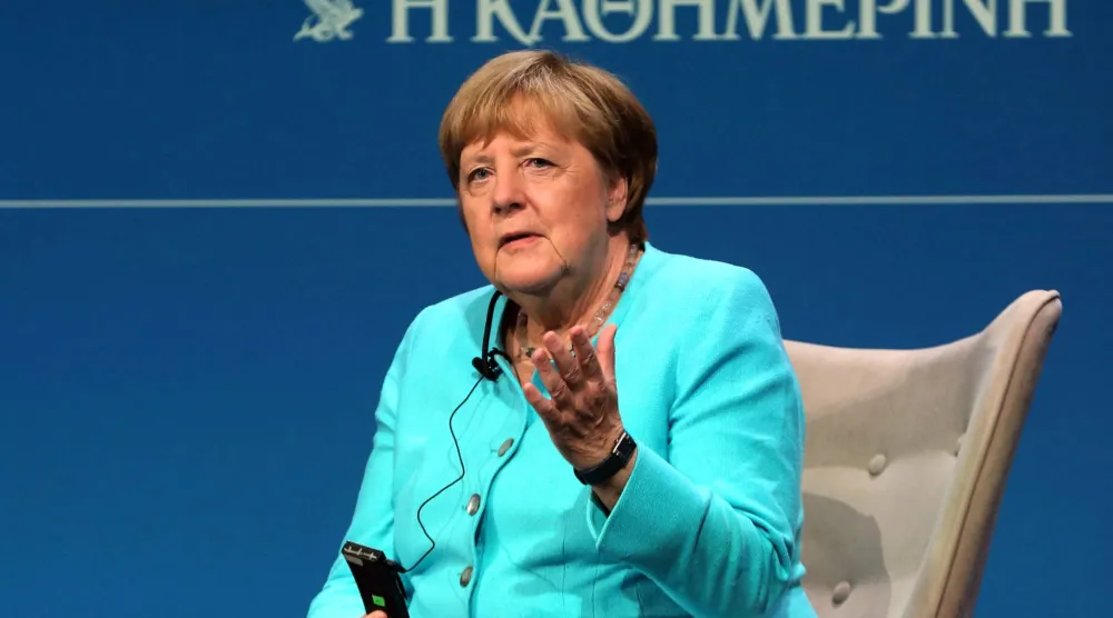 المستشارة الألمانية السابقة أنجيلا ميركل تتحدث مع رئيس تحرير صحيفة «كاثيميريني» اليونانية أليكسيس باباهيلاس في المركز الثقافي لمؤسسة «ستافروس نياركوس» في أثينا يوم 2 يوليو 2025 (إ.ب.أ)