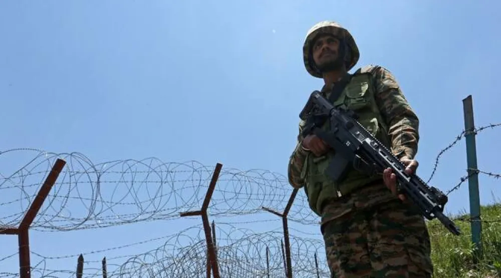 جندي من الجيش الهندي يقف حارساً على خط السيطرة بين باكستان والهند في قطاع بونش بمنطقة جامو الهندية 20 مايو 2025 (أ.ف.ب)