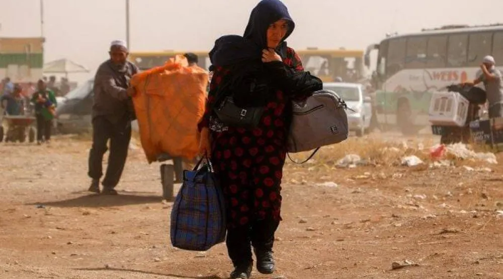 مهاجرون أفغان وصلوا من إيران إلى معبر «إسلام قلعة» بين أفغانستان وإيران في 5 يوليو 2025 (أ.ف.ب)