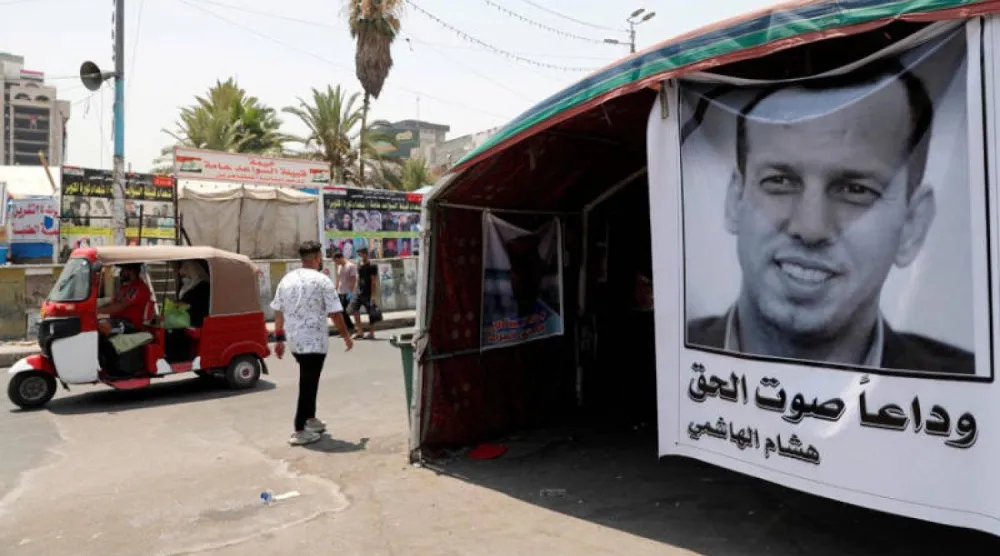 ملصق لهشام الهاشمي في «ساحة التحرير» ببغداد بعد مقتله في يوليو 2020 (أرشيفية - رويترز)