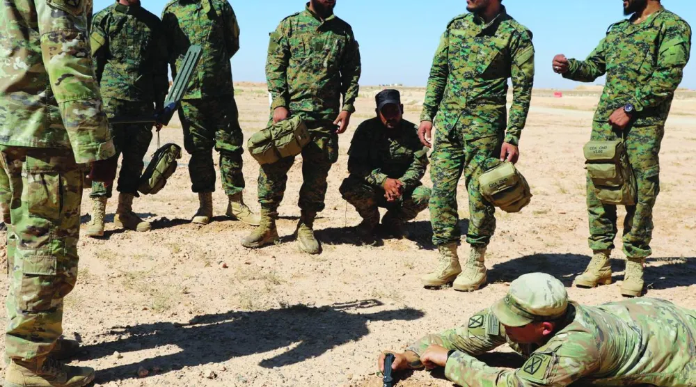 تدريبات مشتركة بين «جيش سوريا الحرة» والتحالف الدولي في قاعدة التنف على أجهزة كشف الألغام (أرشيفية - جيش سوريا الحرة)
