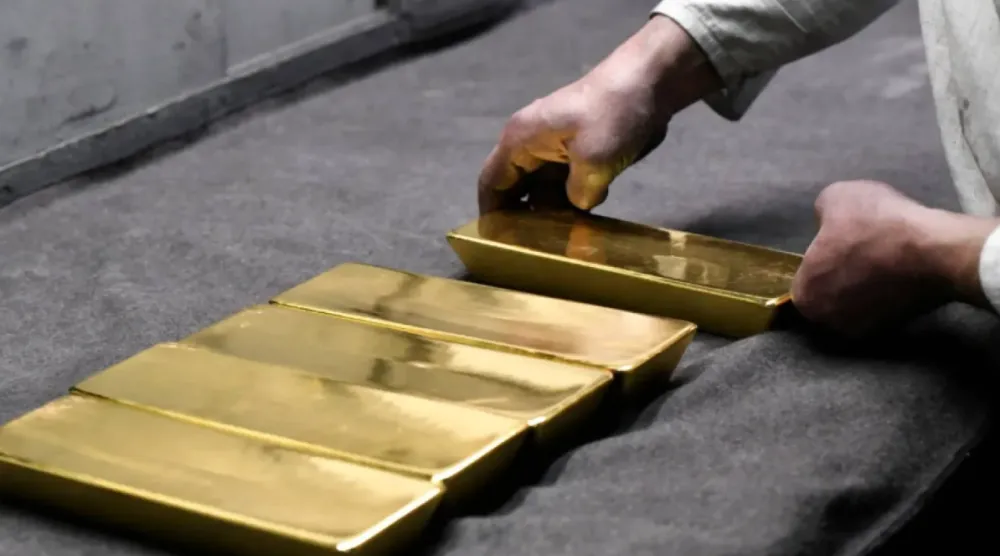 FILE PHOTO: An employee places ingots of 99.99 percent pure gold in a workroom at the Novosibirsk precious metals refining and manufacturing plant in the Siberian city of Novosibirsk, Russia, September 15, 2023. REUTERS/Alexander Manzyuk/File Photo
