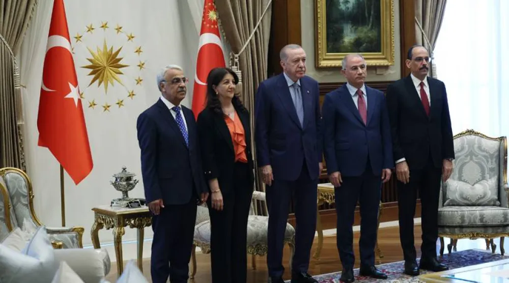 الرئيس التركي رجب طيب إردوغان خلال استقبال وفد إيمرالي بالقصر الرئاسي (الرئاسة التركية)