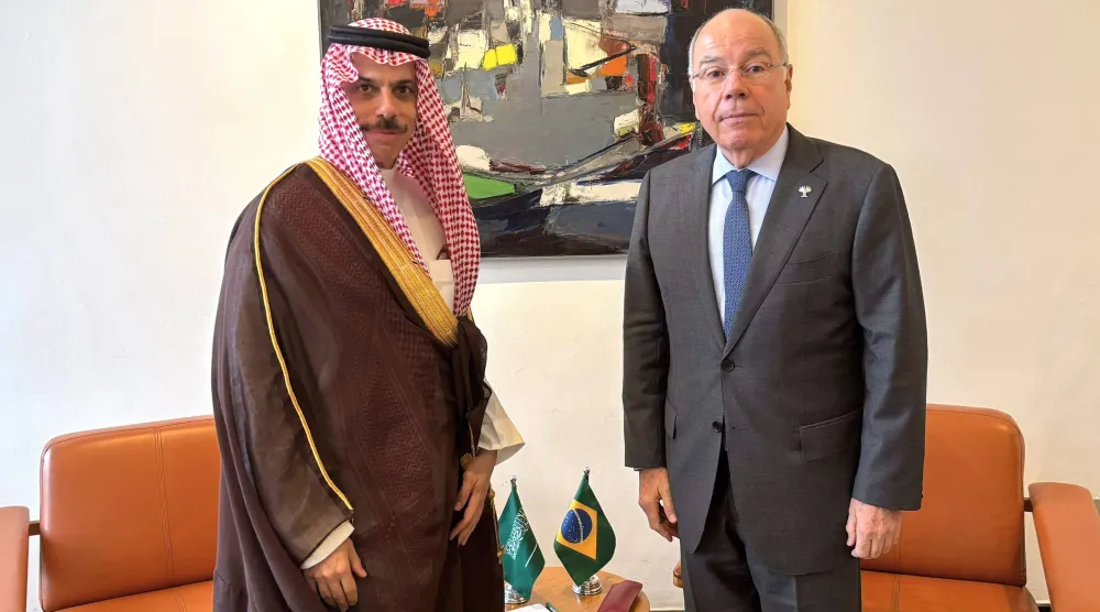 الأمير فيصل بن فرحان خلال لقائه الوزير ماورو فييرا في مدينة ريو دي جانيرو البرازيلية (واس)