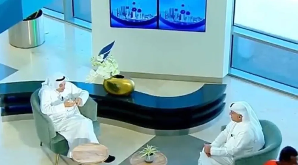 الكويت: تحقيق في مرور عامل «توصيل طلبات» أمام كاميرا الأخبار
