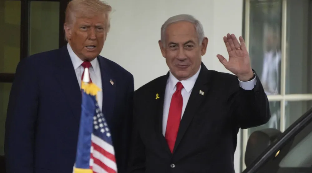 الرئيس الأميركي دونالد ترمب مستقبلاً رئيس الوزراء الإسرائيلي بنيامين نتنياهو في البيت الأبيض (أرشيفية - أ.ب)